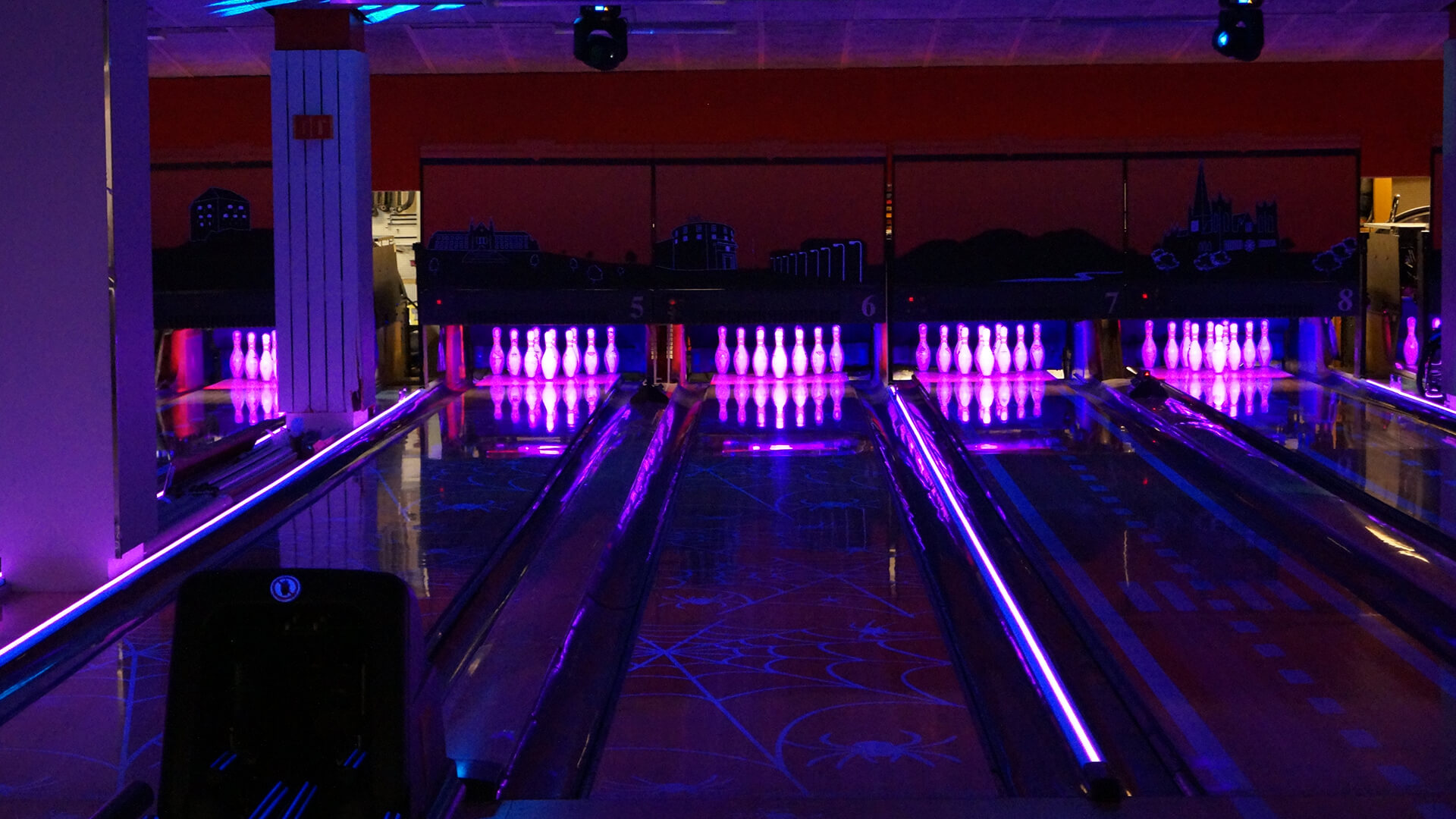 Discobowling i Centrum Bowling med rosa pinne-belysning og blacklight-grafikk på banene